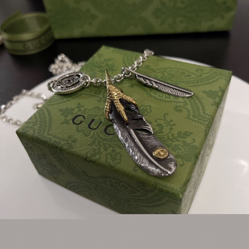 G*u*i necklaces